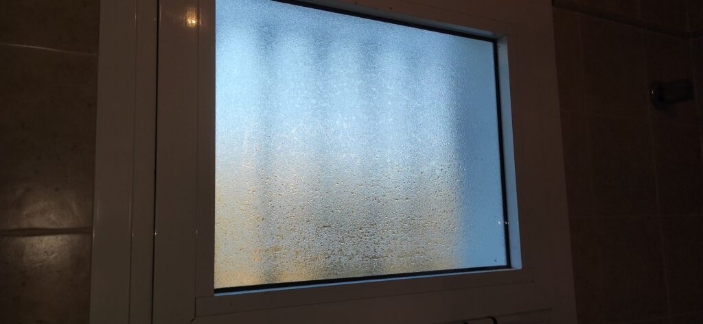 humedad por condensación en la ventana de un baño
