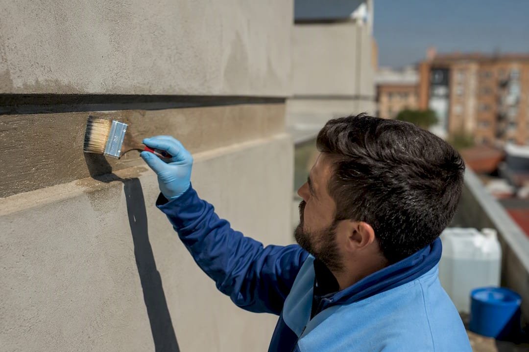 Técnico aplicando hidrofugante en la fachada exterior