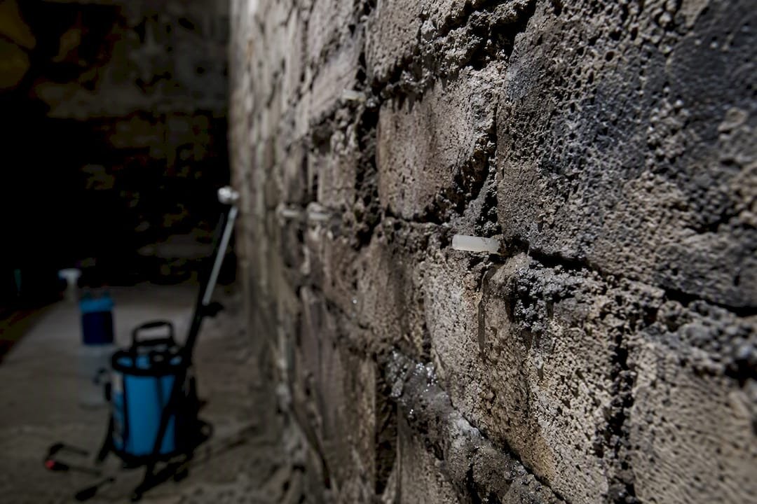 Detalle del poro en muro para inyección antihumedad