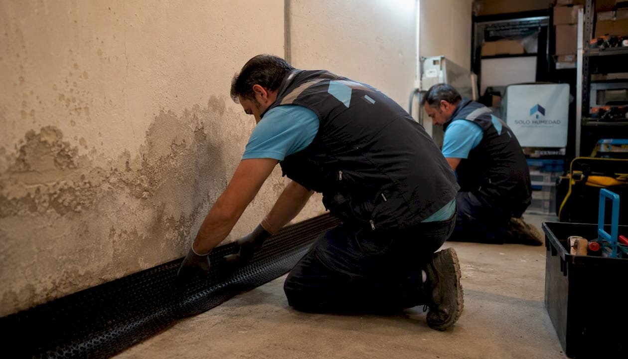Especialistas trabajando en la protección de fachadas contra la humedad