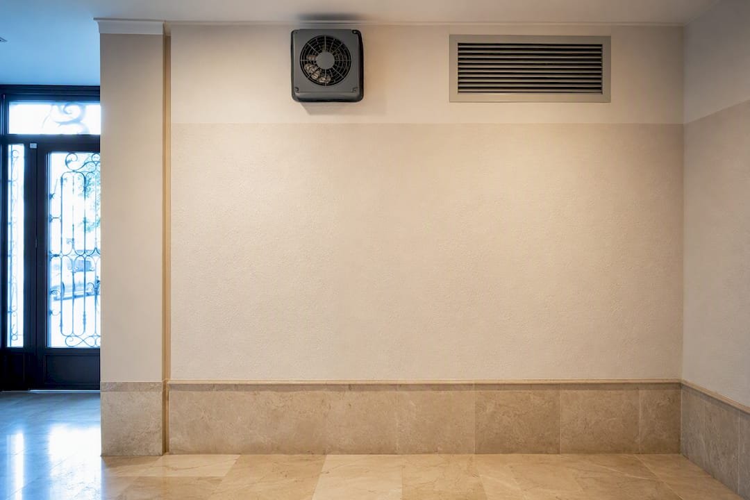 Extractor de pared para disminuir la condensación en el portal