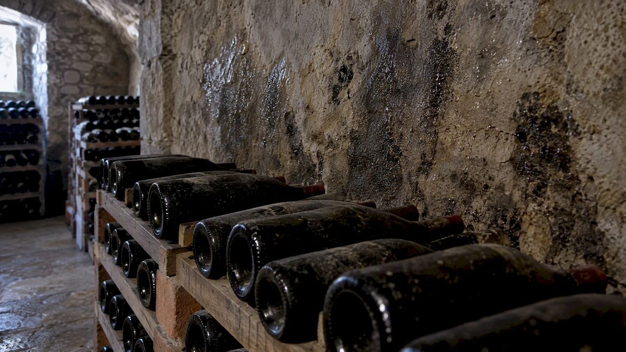 Bodega de vino con pared dañada por la humedad