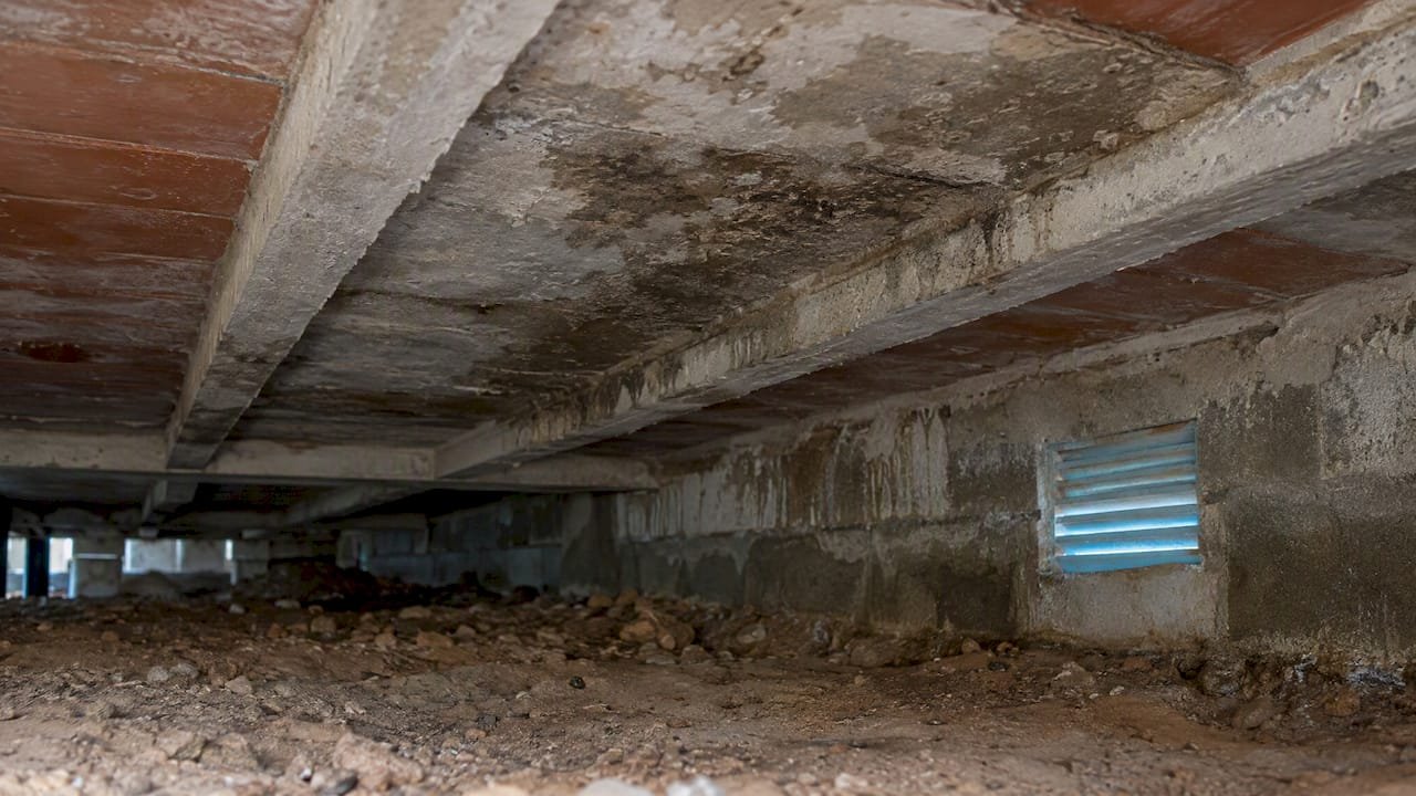 Humedad evidente en la estructura de un forjado sanitario